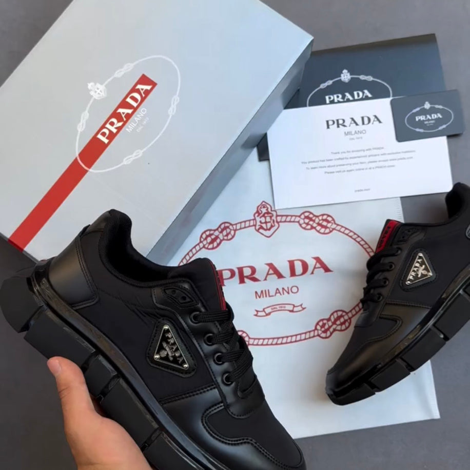 Prada siyah
